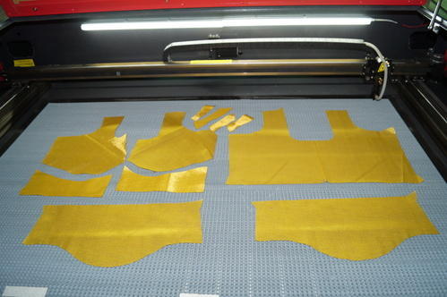 Using laser seamless cutting, the edge of the fabric is very smooth and clean, and the neckline, cuffs, hem, and trousers no longer need to be sewn.