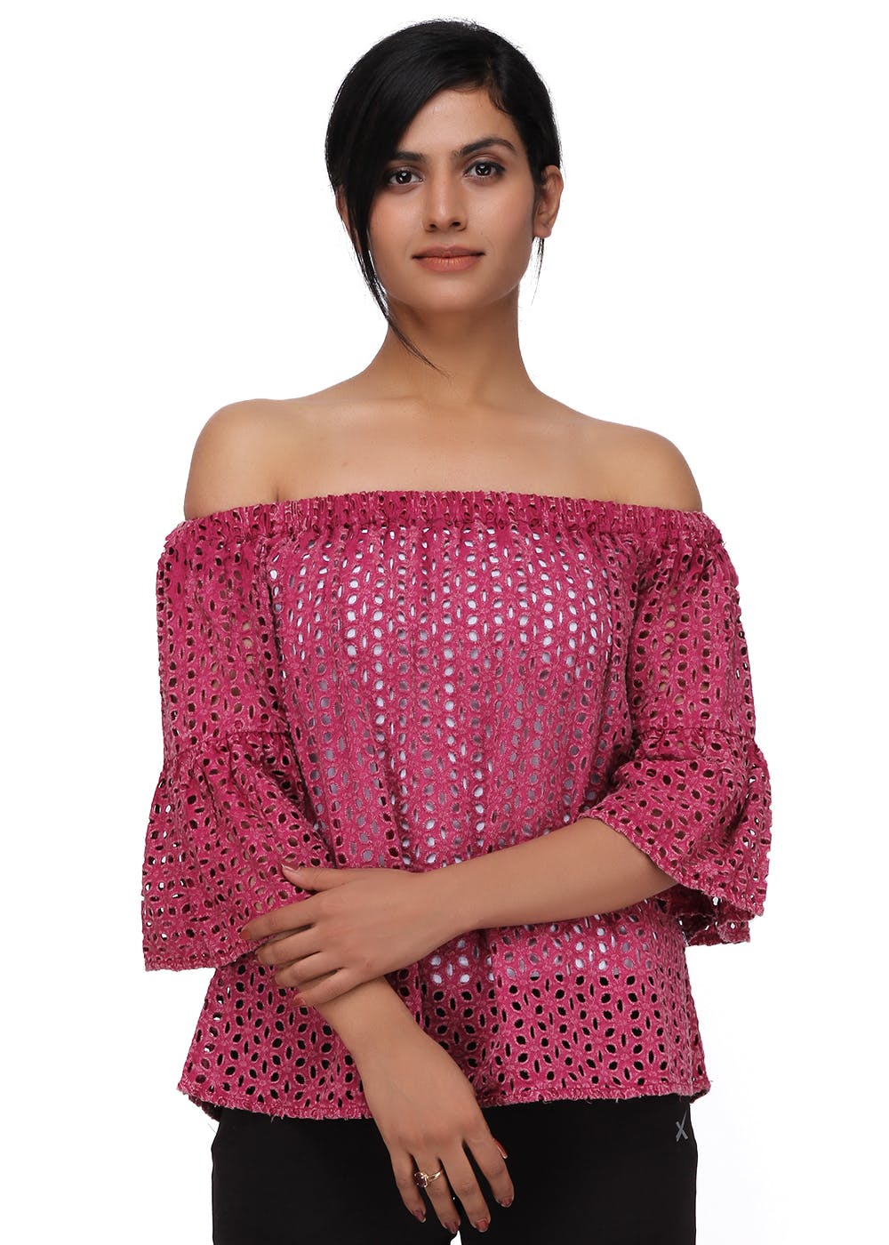 Using laser seamless cutting, the edge of the fabric is very smooth and clean, and the neckline, cuffs, hem, and trousers no longer need to be sewn.
