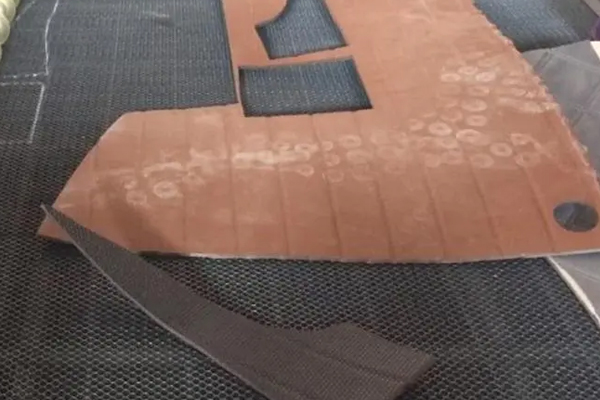 Laser cutting process of automobile light-proof pad