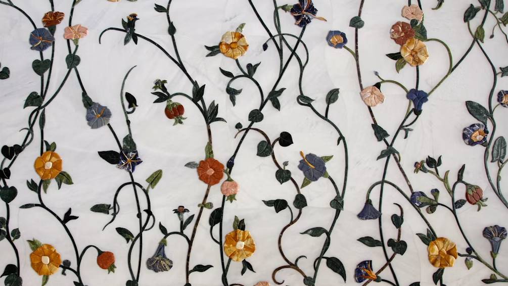 Precise cutting for intricate embroidery and woven trademarks, ensuring clean edges and zero fraying.